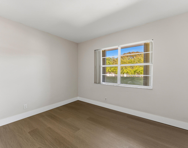 1638 Embassy Drive - Photo Thumbnail 29