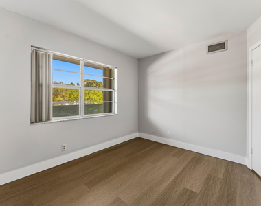 1638 Embassy Drive - Photo Thumbnail 27