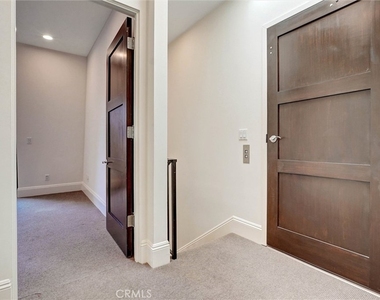 2323 S Beverly Glen - Photo Thumbnail 17