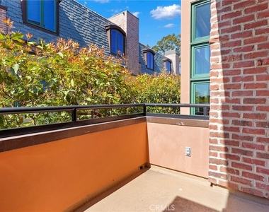 2323 S Beverly Glen - Photo Thumbnail 16