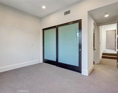 2323 S Beverly Glen - Photo Thumbnail 31