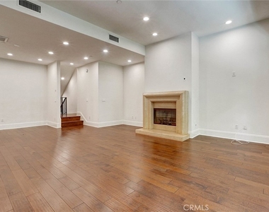 2323 S Beverly Glen - Photo Thumbnail 12