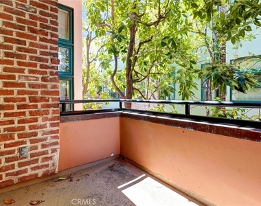 2323 S Beverly Glen - Photo Thumbnail 8