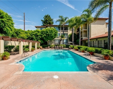 12830 Burbank Boulevard - Photo Thumbnail 3