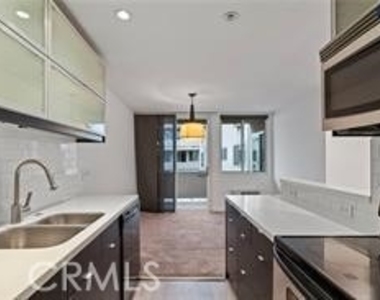 525 N Sycamore Avenue - Photo Thumbnail 13