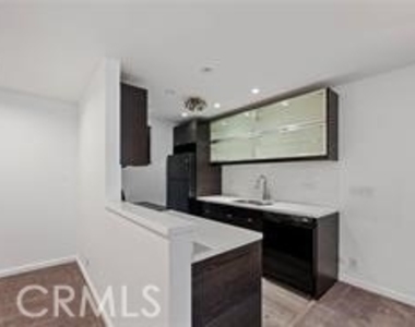 525 N Sycamore Avenue - Photo Thumbnail 12