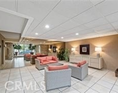 525 N Sycamore Avenue - Photo Thumbnail 3