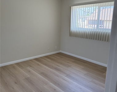 1626 N Kingsley - Photo Thumbnail 8