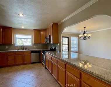 1049 Evergreen Court - Photo Thumbnail 12