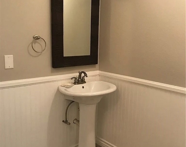 1049 Evergreen Court - Photo Thumbnail 8