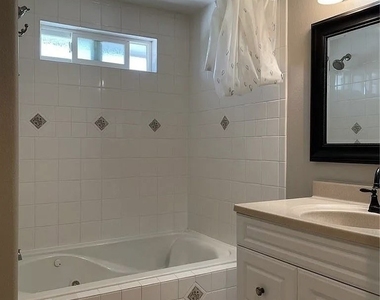 1049 Evergreen Court - Photo Thumbnail 10