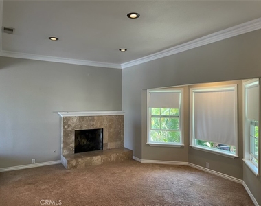 1049 Evergreen Court - Photo Thumbnail 3