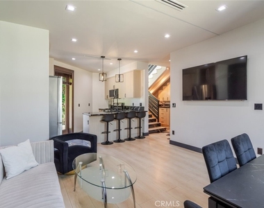 8252 Morse Avenue - Photo Thumbnail 5