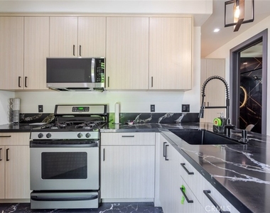 8252 Morse Avenue - Photo Thumbnail 11