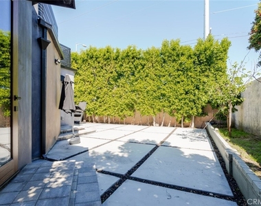 8252 Morse Avenue - Photo Thumbnail 32