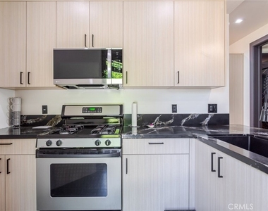 8252 Morse Avenue - Photo Thumbnail 8
