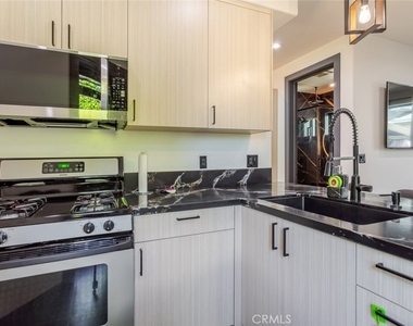 8252 Morse Avenue - Photo Thumbnail 14