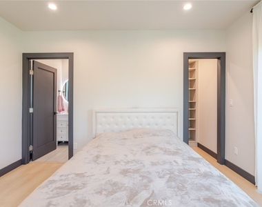 8252 Morse Avenue - Photo Thumbnail 18