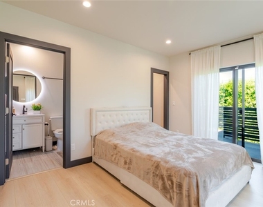 8252 Morse Avenue - Photo Thumbnail 17