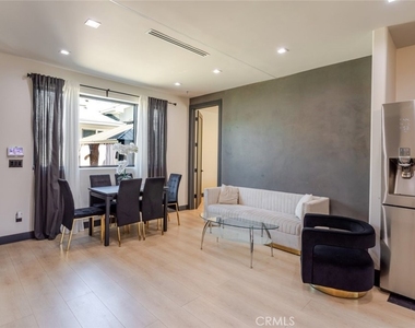 8252 Morse Avenue - Photo Thumbnail 3