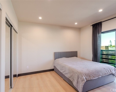 8252 Morse Avenue - Photo Thumbnail 23