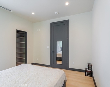 8252 Morse Avenue - Photo Thumbnail 21