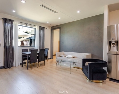 8252 Morse Avenue - Photo Thumbnail 4