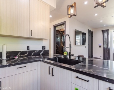 8252 Morse Avenue - Photo Thumbnail 12