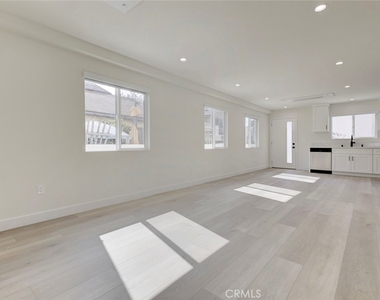 1070 Allen - Photo Thumbnail 9
