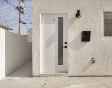 1070 Allen Avenue - Photo Thumbnail 3