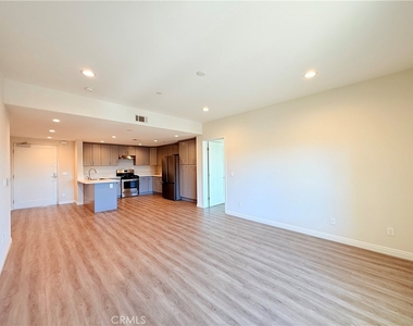 419 N Chandler Avenue - Photo Thumbnail 2