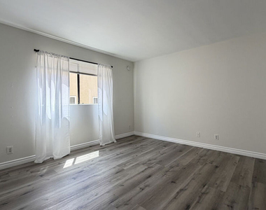 326 S Manhattan Place - Photo Thumbnail 10
