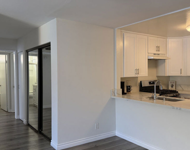 326 S Manhattan Place - Photo Thumbnail 5