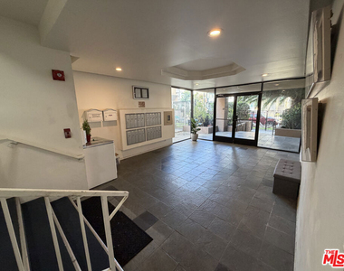 326 S Manhattan Place - Photo Thumbnail 3