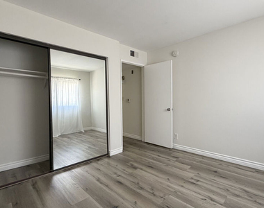 326 S Manhattan Place - Photo Thumbnail 8
