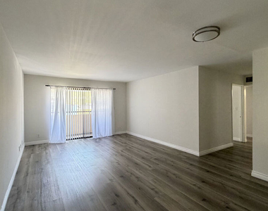 326 S Manhattan Place - Photo Thumbnail 4