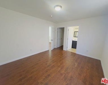10605 Avalon Boulevard - Photo Thumbnail 24