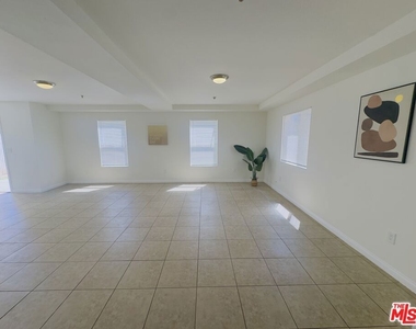 10605 Avalon Boulevard - Photo Thumbnail 15