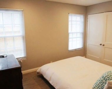 8719 Yorktown Avenue - Photo Thumbnail 10