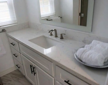 8719 Yorktown Avenue - Photo Thumbnail 15