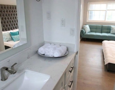 8719 Yorktown Avenue - Photo Thumbnail 16