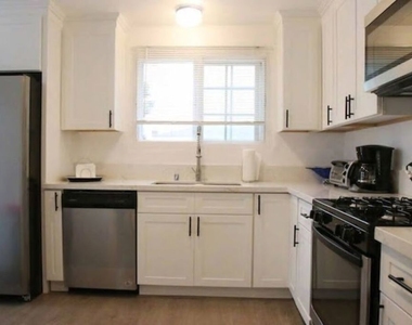 8719 Yorktown Avenue - Photo Thumbnail 7