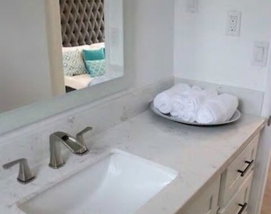 8719 Yorktown Avenue - Photo Thumbnail 14