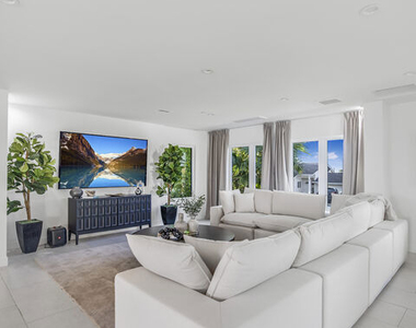 18202 Rancho Street - Photo Thumbnail 5