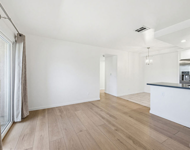 4810 S La Brea Avenue - Photo Thumbnail 4