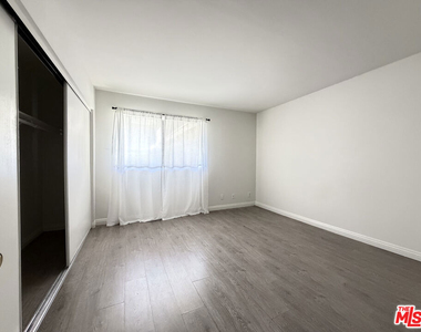 326 S Manhattan Place - Photo Thumbnail 5