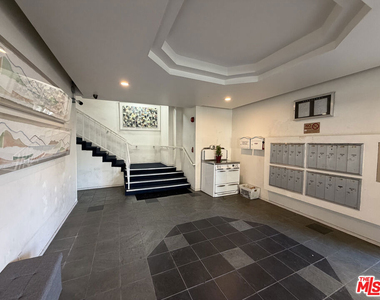 326 S Manhattan Place - Photo Thumbnail 2