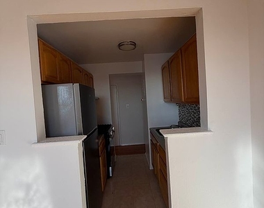 Randall Avenue - Photo Thumbnail 3