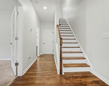 512 Austin View Boulevard - Photo Thumbnail 3