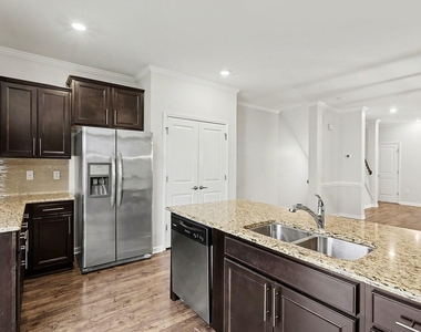 512 Austin View Boulevard - Photo Thumbnail 8